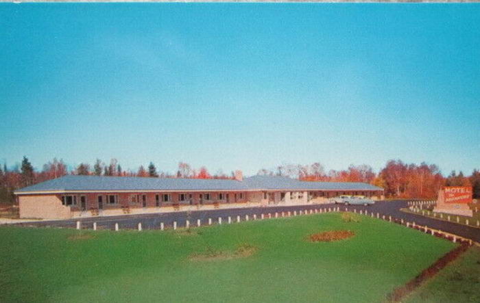 Gray Wolf Lodge (The Breakers Motel) - Old Postcard View